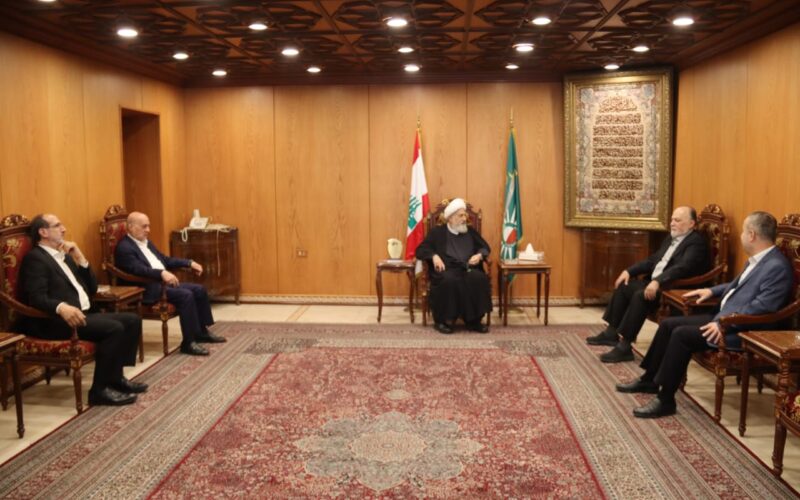 استقبل نائب رئيس المجلس الإسلامي الشيعي الأعلى العلامة الشيخ علي الخطيب قبل ظهر اليوم في مقر المجلس طريق المطار، وفدا من كتلة الوفاء للمقاومة
