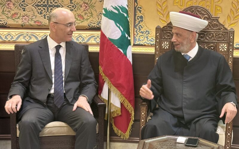 استقبل مفتي الجمهورية اللبنانية الشيخ عبد اللطيف دريان في دار الفتوى وزير الداخلية والبلديات أحمد الحجار الذي قال بعد اللقاء: أحببت اليوم أن أقوم بزيارة سماحته، لأطلعه على التحضيرات التي تقوم بها وزارة الداخلية لإجراء الانتخابات البلدية والاختيارية في كل لبنان، بدءًا بمحافظة جبل لبنان، ومن المؤكد أنَّ سماحته يعطي بركاته لكل الوطن، ويعطي توجيهاته دائمًا بالحفاظ على الوحدة في لبنان، وعلى إجراء الاستحقاقات الدستورية في وقتها، وعنده حرص على العملية الانتخابية أن تجري بسلاسة، وبكل دقة، وبدون أيِّ مشاكل، كما كان له لفتة خاصة لمدينة بيروت، وحرصٌ على المناصفة في المجلس البلدي القادم لمدينة بيروت، وهذا الأمر متروك طبعًا للقوى السياسية في مدينة بيروت. ووزارة الداخلية كما قلت سابقًا حريصة على إجراء الانتخابات في كلِّ لبنان، وفي مدينة بيروت، بكل نزاهة وشفافيَّة، وبكل حيادية من قِبلِ أجهزة الوزارة، والأجهزة الحكومية أيضًا، وفي الوقت نفسه أنا شخصيًّا كمواطن لبنانيّ، عندي حرص مثل سماحة المفتي، وكما تفضَّل على المناصفة في مدينة بيروت، وعلى العيش المشترك الذي هو نقطة القوة في بلدنا لبنان.  إنَّ مسعى التوافق حاضر ومستمر، وسماحته يدعم هذا الشيء وهذا وهذا متروك للقوى السياسية في بيروت وللناخبين بأن يمارسوا حقهم بكل حرية ووعي، وبكل مسؤولية، حفاظاً على وحدة المدينة ودورها التاريخي كعاصمة وحاضنة لكل أبناء الوطن.   فبسئل: هناك خوف من بعض المواطنين في لبنان، من تكرار العدوان الإسرائيلي على بعض المناطق، فهل هذا يؤثر على عملية الانتخاب؟  أجاب: بالطبع هناك تحديات أمنية تواجهنا من أجل إجراء الاستحقاق الانتخابيّ، كما تواجهنا هذه التحديات في كل أمور الحياة اليومية في لبنان، لكنَّ هذا لن يثنينا بتاتاً عن التزام إجراء الاسحقاقات في وقتها، وأولها الاستحقاق الانتخابي بدءاً بمحافظة جبل لبنان يوم الأحد.  إنَّ وزارة الداخلية والحكومة تعملان وفقاً لأجندة الدولة اللبنانية، وليس لأيِّ جهة أو أجندة خارجية، “وتحديداً العدو الإسرائيلي.”