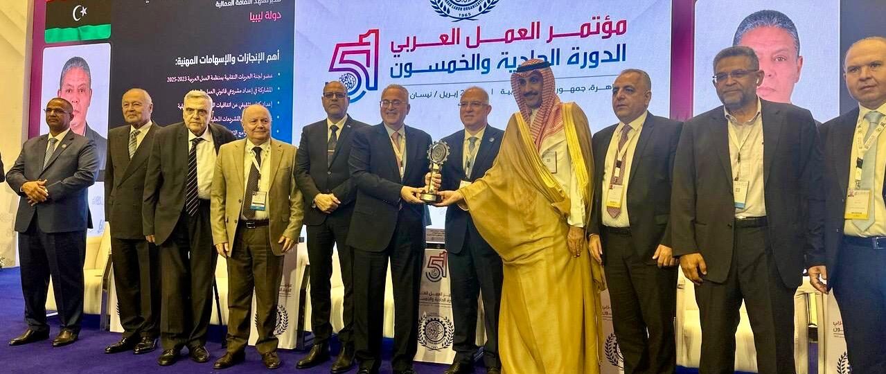 تكريم منير البساط عن جمعية الصناعيين في مؤتمر العمل العربي