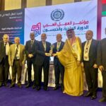 تكريم منير البساط عن جمعية الصناعيين في مؤتمر العمل العربي