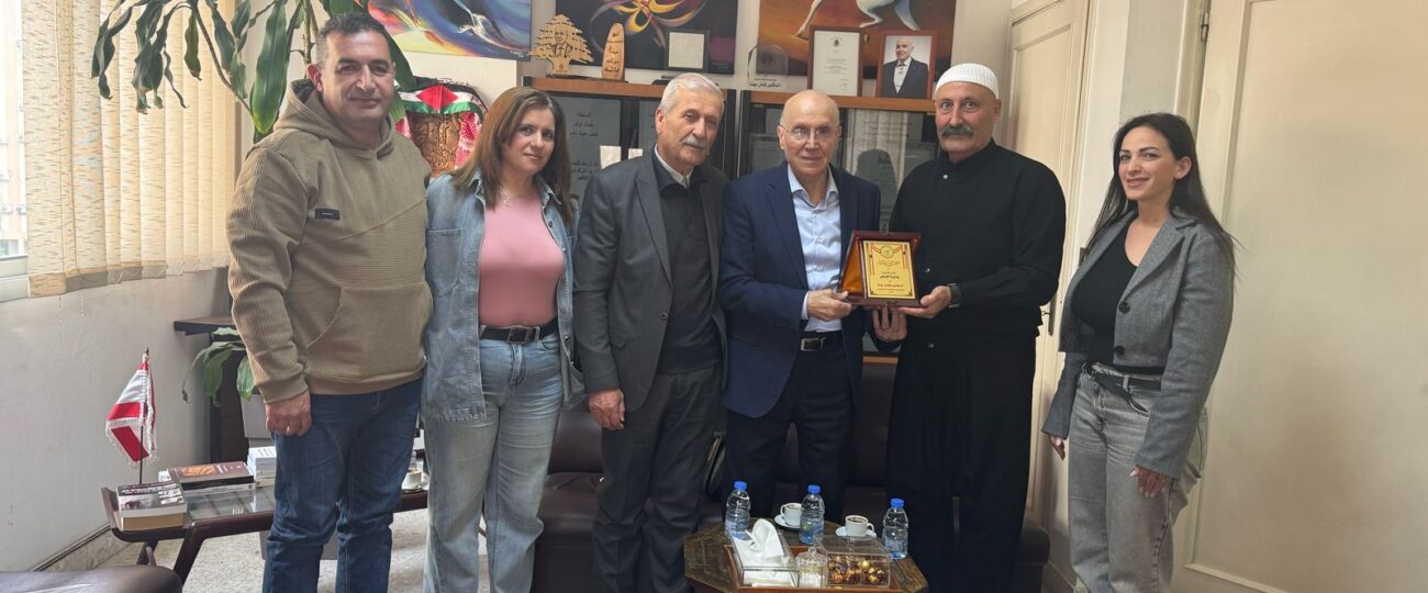 درعاً تقديرية من بلدية الفرديس للدكتور كامل مهنا تكريماً لمسيرته ودوره في مساندة أهالي البلدة