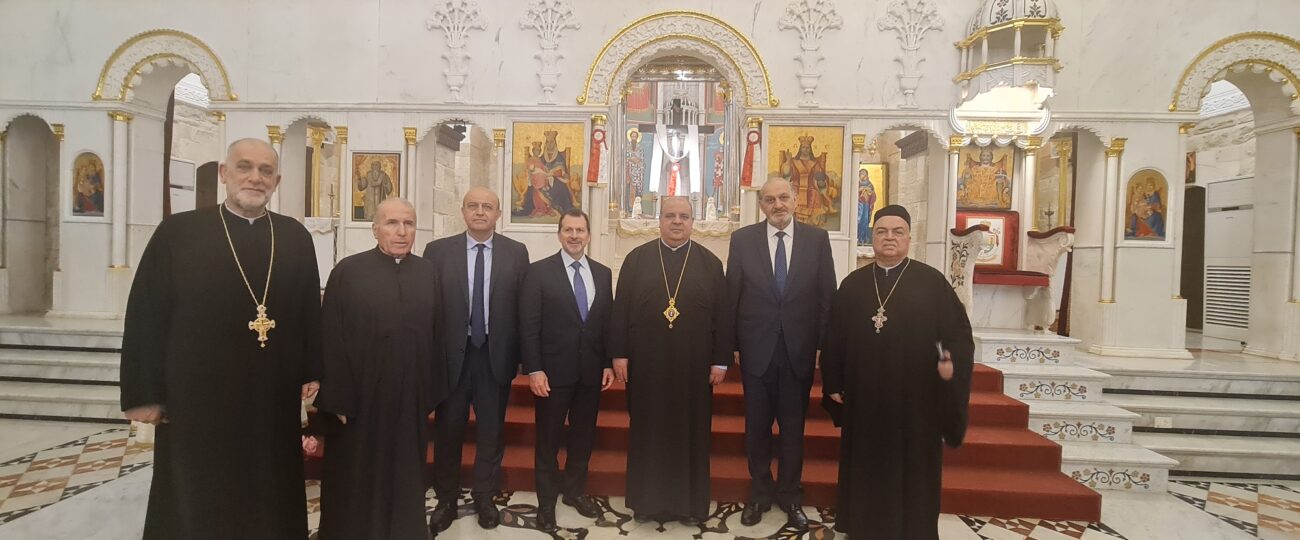 المطران إبراهيم عرض الأوضاع مع الوزير كمال شحادة