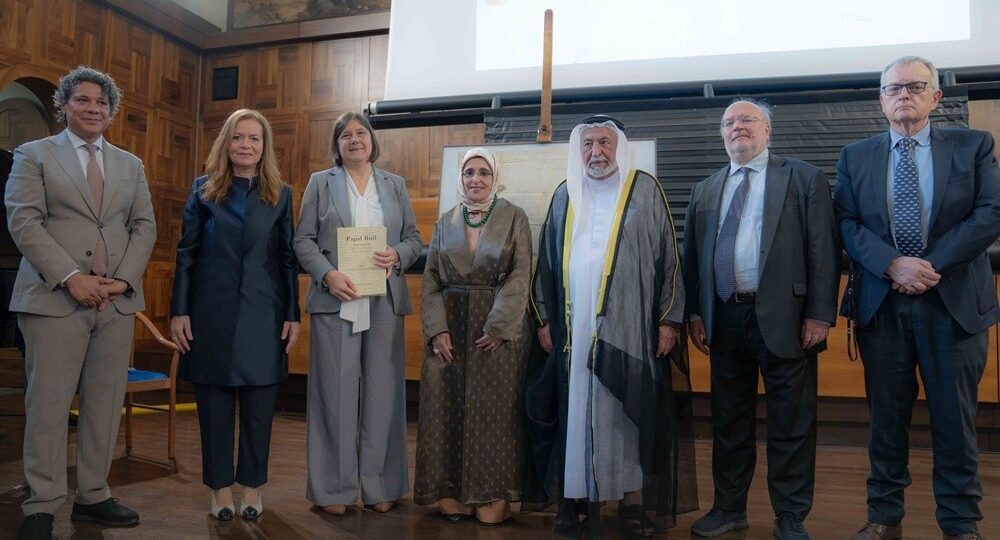 حاكم الشارقة يهدي جامعة القلب المقدس الكاثوليكية في ميلانو مخطوطاً تاريخياً نادراً وكتاب “مرسوم بابوي”
