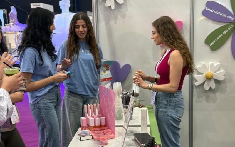 طلاب جامعة القديس يوسف يكتسبون خبرات ميدانية من خلال برنامج Comin Academy في منتدى الجمال والصحة النفسية