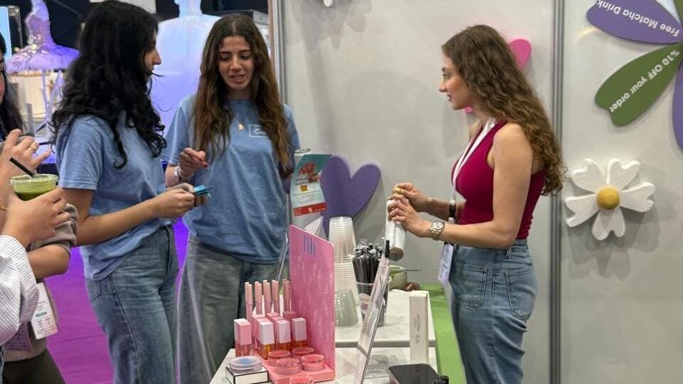 طلاب جامعة القديس يوسف يكتسبون خبرات ميدانية من خلال برنامج Comin Academy في منتدى الجمال والصحة النفسية