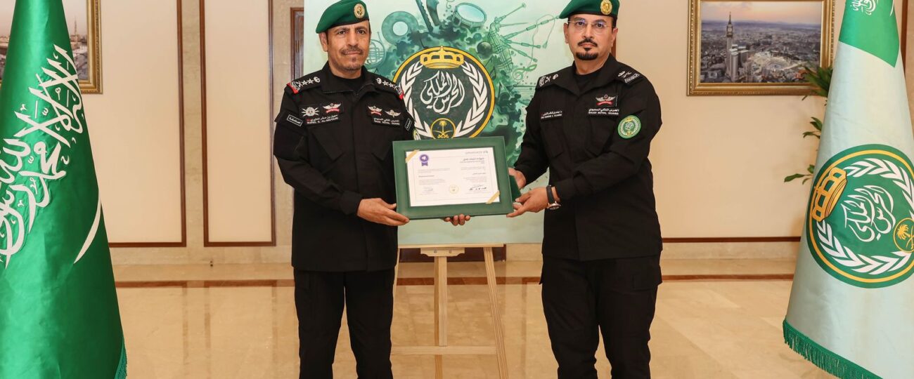 معالي رئيس الحرس الملكي  يتسلم شهادة الاعتماد الأكاديمي العسكري الكامل